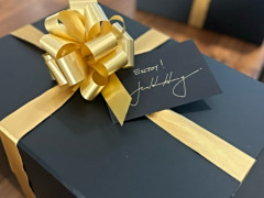 黄仁勋亲笔签名预告贺卡，英伟达将为人形机器人推“新大脑”